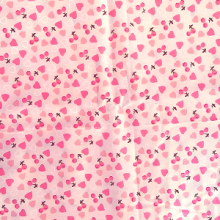 בד לבבות בגוונים ורודים על רקע ורוד