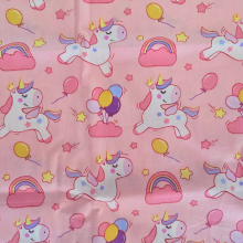 בד חד קרן קשת וענן ובלונים רקע ורוד