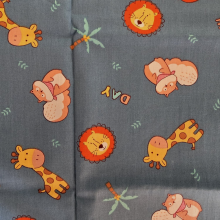 בד אריות ג'ירפות וסנאים רקע כחול 