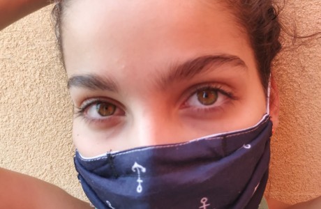 סרטון הסבר על אופן לבישת מסכת בד רב פעמית מבד